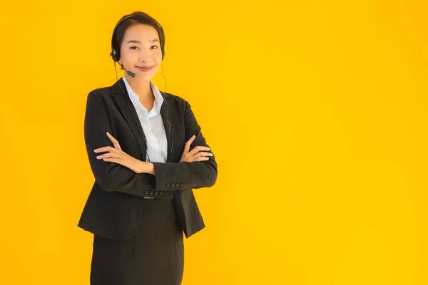 Retrato Hermosa Joven Mujer Asiática Negocios Con Auriculares Auriculares Para — Foto de Stock