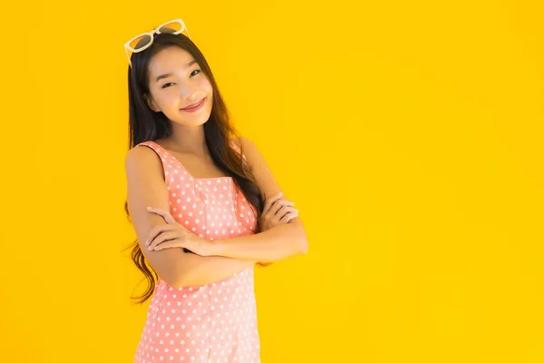 Retrato Hermosa Joven Asiática Mujer Sonrisa Feliz Amarillo Aislado Fondo —  Fotos de Stock