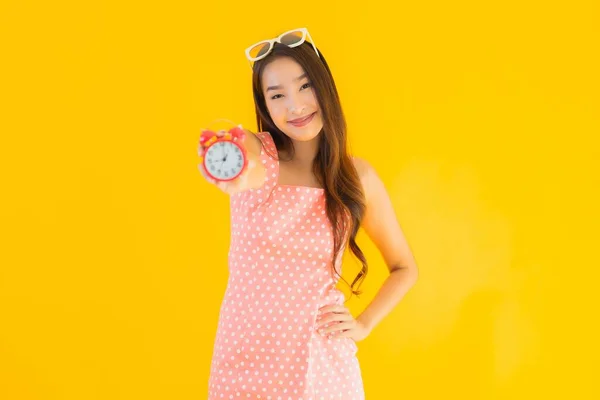 Portrait Belle Jeune Femme Asiatique Montrer Alarme Horloge Sur Fond — Photo