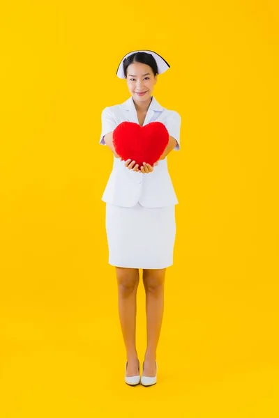 Retrato Hermosa Joven Asiática Mujer Tailandesa Enfermera Mostrar Corazón Almohada — Foto de Stock