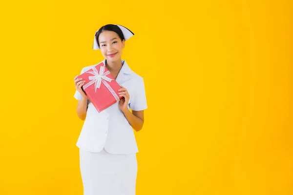 Retrato Bonito Jovem Asiático Mulher Tailandês Enfermeira Mostrar Vermelho Dom — Fotografia de Stock