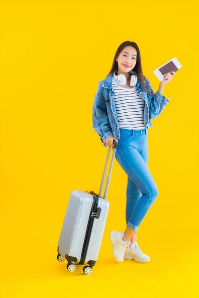 Πορτρέτο Όμορφη Νεαρή Ασιατική Γυναίκα Ταξίδια Και Αναψυχή Αποσκευές Τσάντα — Φωτογραφία Αρχείου