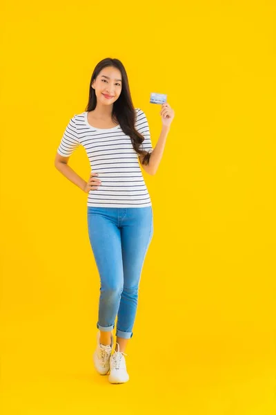 Portret Mooie Jonge Aziatische Vrouw Tonen Credit Card Voor Online — Stockfoto