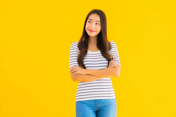 Retrato Hermosa Joven Asiática Mujer Sonrisa Feliz Con Acción Sobre — Foto de Stock