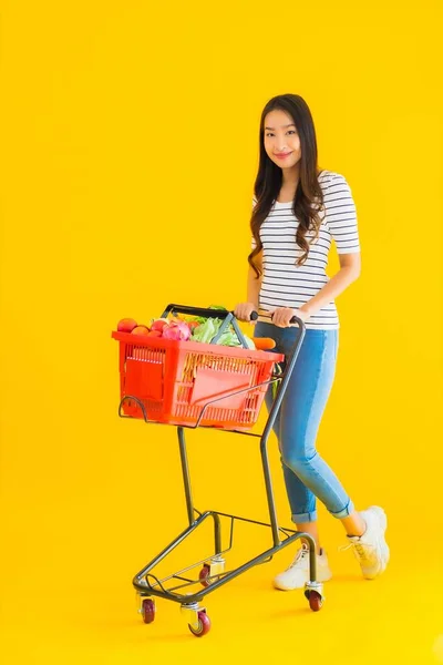 Портрет Красива Молода Азіатська Жінка Торгує Продуктами Супермаркету Візком Жовтому — стокове фото