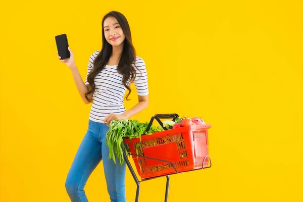 Retrato Bonito Jovem Asiático Mulher Compras Supermercado Carrinho Com Telefone — Fotografia de Stock