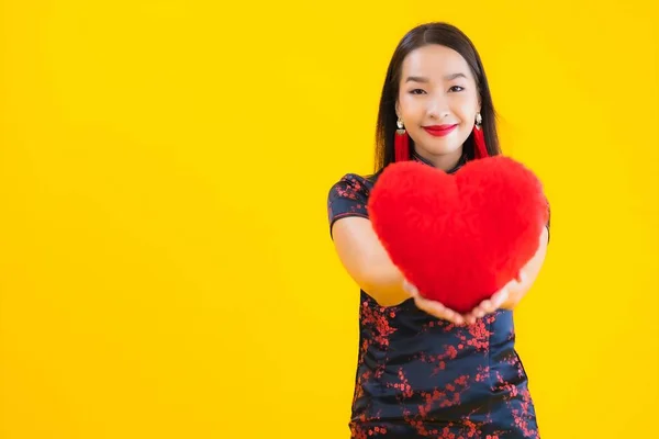 Retrato Bonito Jovem Asiático Mulher Desgaste Chinês Vestido Mostrar Coração — Fotografia de Stock