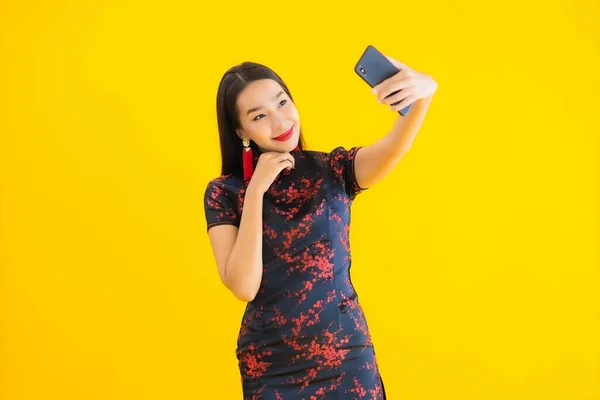 Retrato Hermosa Mujer Asiática Joven Usar Vestido Chino Uso Teléfono —  Fotos de Stock