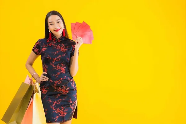 Porträt Schöne Junge Asiatische Frau Tragen Chinesisches Kleid Mit Einkaufstasche — Stockfoto