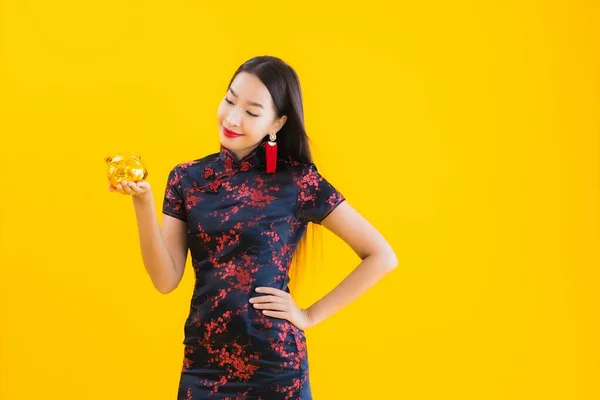 Porträt Schöne Junge Asiatische Frau Tragen Chinesisches Kleid Zeigen Gold — Stockfoto