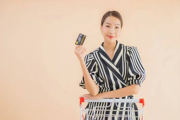 Porträt Schöne Junge Asiatische Frau Mit Einkaufswagen Für Den Einkauf — Stockfoto
