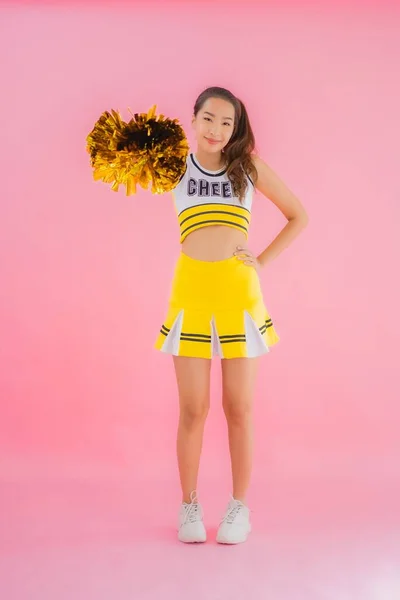 Porträt Schöne Junge Asiatische Frau Cheerleader Auf Rosa Isolierten Hintergrund — Stockfoto