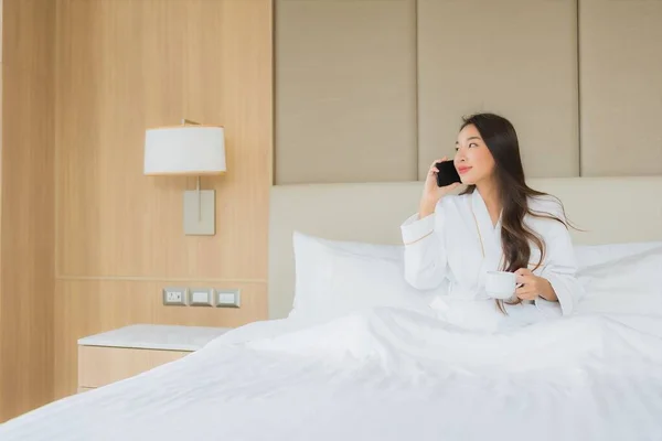 Portret Mooie Jonge Aziatische Vrouw Met Slimme Mobiele Telefoon Slaapkamer — Stockfoto