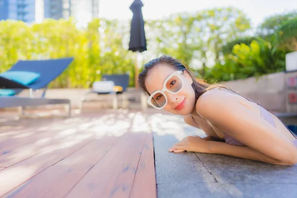 Retrato Hermosa Joven Mujer Asiática Relajarse Ocio Disfrutar Alrededor Piscina — Foto de Stock