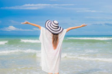 Güzel bir Asyalı kadının portresi. Plaj okyanusunda rahatla. Tatil gezisinde gülümse.