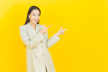 Portre güzel Asyalı kadın gülümsüyor. Renkli arka planda hareket var.