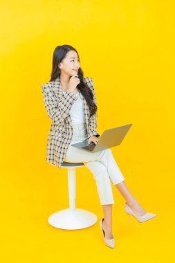 Asyalı güzel bir kadının portresi bilgisayarla izole edilmiş arka planda gülümsüyor.