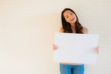 Güzel Asyalı genç kadınların portresi boş beyaz kart ve fotokopi alanı gösteriyor.