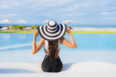 Güzel Asyalı genç kadınların portresi. Mutlu bir gülümseme. Yüzme havuzunda rahatla.