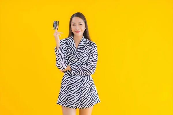 Retrato Bela Jovem Mulher Asiática Com Telefone Celular Inteligente Cartão — Fotografia de Stock