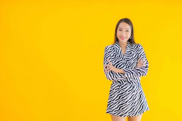 Retrato Bonito Jovem Asiático Mulher Sorriso Feliz Com Ação Amarelo — Fotografia de Stock