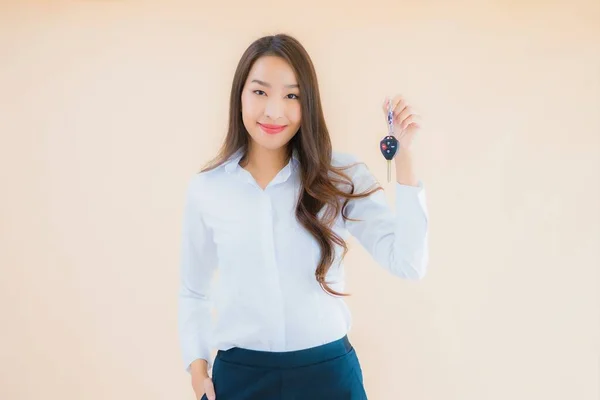 Portrait Belle Jeune Femme Asiatique Affaires Avec Clé Voiture Sur — Photo