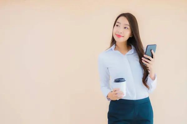 Porträt Schöne Junge Business Asiatin Mit Smartphone Und Kaffeetasse — Stockfoto