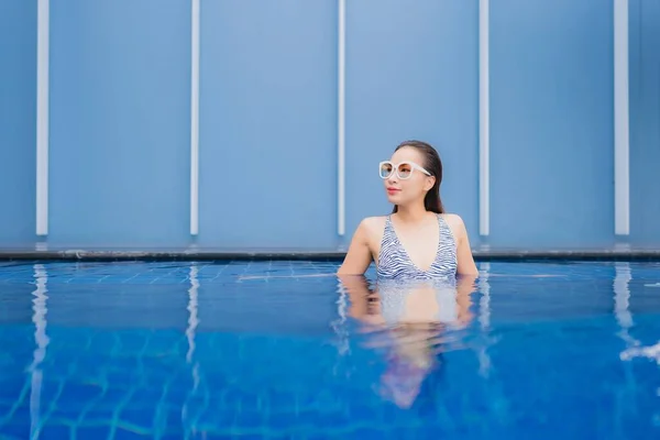 Portret Mooie Jonge Aziatische Vrouw Ontspannen Glimlach Rond Openlucht Zwembad — Stockfoto