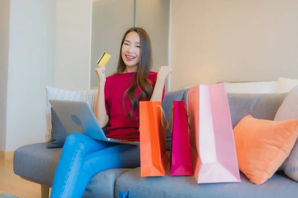 Retrato Hermosa Joven Mujer Asiática Uso Ordenador Portátil Con Tarjeta — Foto de Stock