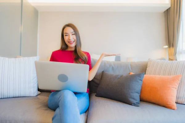 Portret Mooie Jonge Aziatische Vrouw Gebruik Laptop Computer Bank Woonkamer — Stockfoto