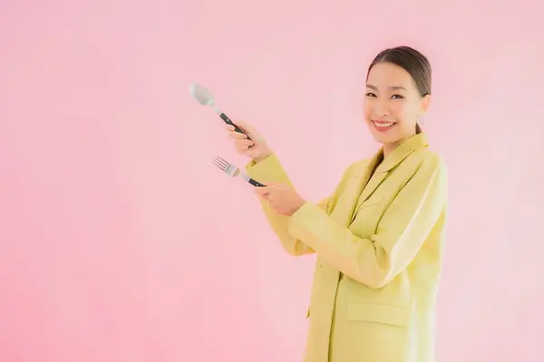 색외진 배경을 준비가 숟가락과 포크를 아름답고 아시아 사업가의 — 스톡 사진