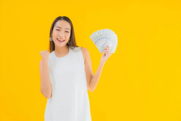 Retrato Hermosa Joven Asiática Mujer Con Dinero Efectivo Amarillo Aislado — Foto de Stock