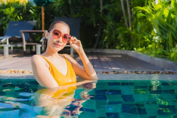 Retrato Bonito Jovem Asiático Mulher Relaxar Feliz Sorriso Redor Piscina — Fotografia de Stock