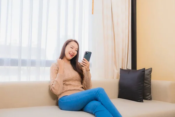 Retrato Hermosa Joven Mujer Asiática Relajarse Sonrisa Feliz Con Teléfono —  Fotos de Stock