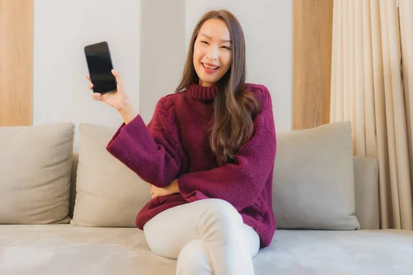 Porträtt Vacker Ung Asiatisk Kvinna Använder Smart Mobiltelefon Soffan Vardagsrummet — Stockfoto