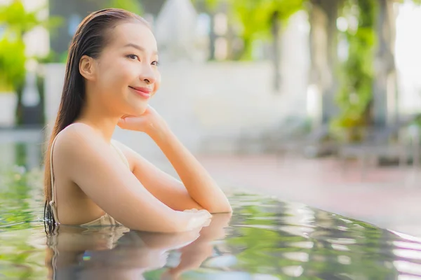 아름다운 여성이 여행중 리조트 수영장에서 미소짓는다 — 스톡 사진