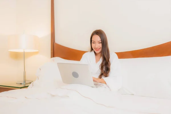 Porträt Schöne Junge Asiatische Frau Verwenden Laptop Auf Bett Schlafzimmer — Stockfoto