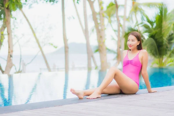 Retrato Hermosa Joven Mujer Asiática Sonrisa Relajarse Alrededor Piscina Aire —  Fotos de Stock