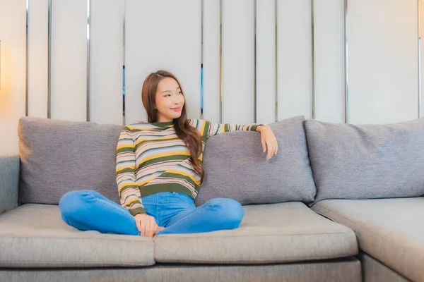 Retrato Bonito Jovem Asiático Mulher Sentar Sorriso Relaxar Sofá Sala — Fotografia de Stock