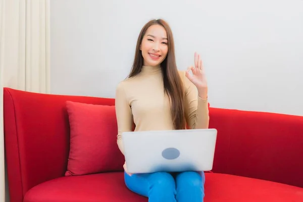 Retrato Bonito Jovem Asiático Mulher Usar Computador Sofá Sala Estar — Fotografia de Stock