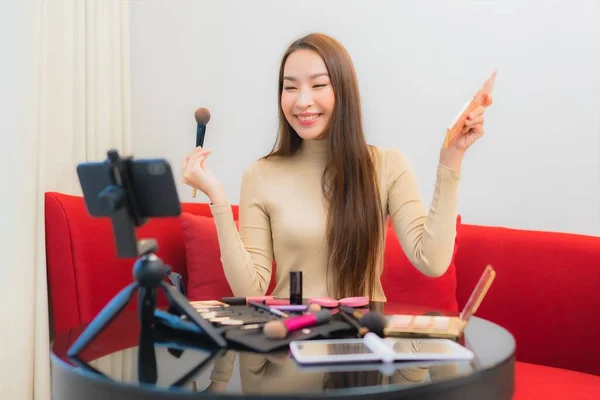Potret Wanita Asia Muda Yang Cantik Meninjau Kecantikan Kosmetik Make — Stok Foto