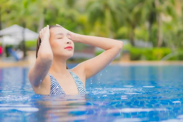 Retrato Hermosa Joven Mujer Asiática Relajarse Sonrisa Ocio Alrededor Piscina —  Fotos de Stock