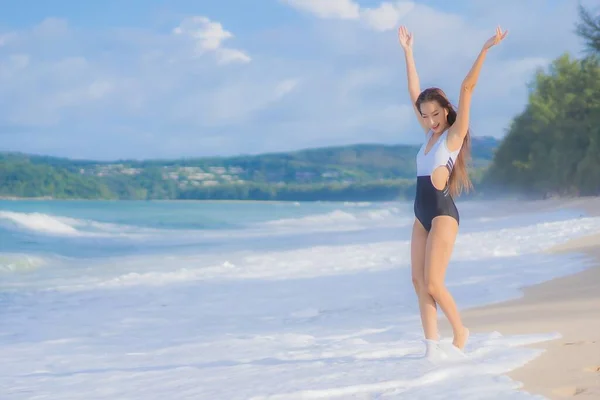 Retrato Bonito Jovem Asiático Mulher Relaxar Sorriso Redor Praia Mar — Fotografia de Stock