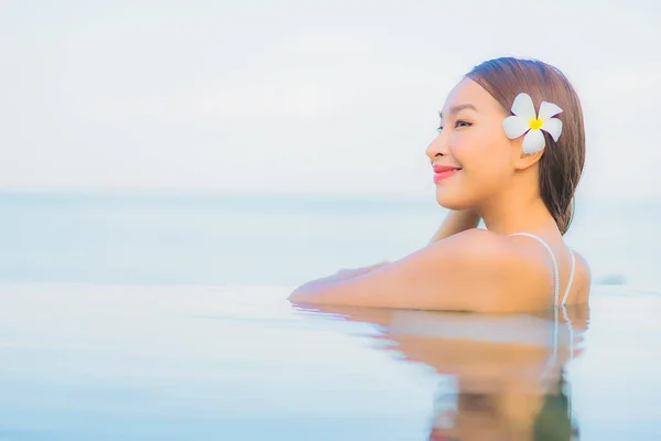 Portrait Belle Jeune Femme Asiatique Détendre Sourire Autour Piscine Extérieure — Photo