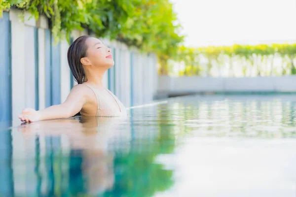 Retrato Hermosa Joven Asiática Mujer Relajarse Sonrisa Ocio Alrededor Aire — Foto de Stock