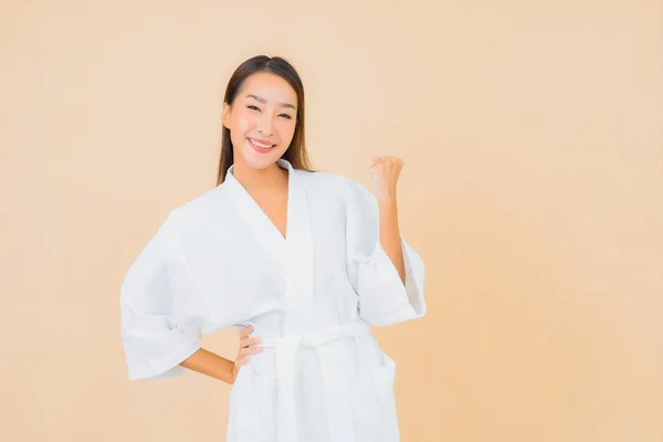Muotokuva Kaunis Nuori Aasialainen Nainen Käyttää Kylpytakkia Hymyillen Värillä Taustalla — kuvapankkivalokuva