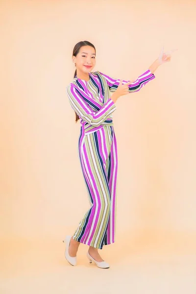 Porträt Schöne Junge Asiatische Frau Lächeln Entspannen Aktion Auf Farbhintergrund — Stockfoto