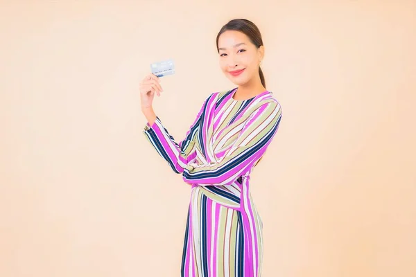스마트폰과 카드를 가지고 아름다운 아시아 여성의 컬러외진 — 스톡 사진