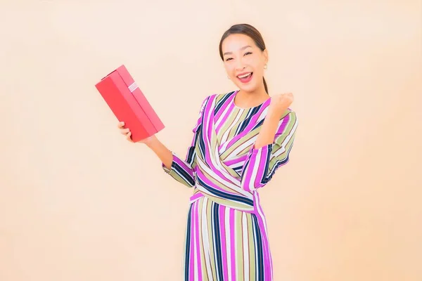 Retrato Hermosa Joven Mujer Asiática Con Caja Regalo Roja Sobre — Foto de Stock