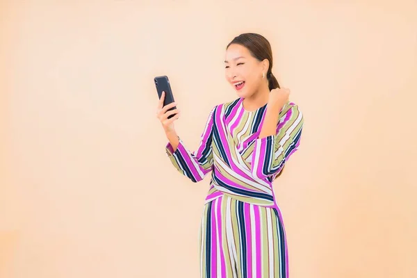 Porträt Schöne Junge Asiatische Frau Verwenden Smartphone Auf Farbe Isoliert — Stockfoto